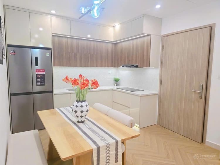 Cơ hội thuê nhà phố/nhà riêng vị trí đắc địa trên Quốc lộ 13. Thiết kế hiện đại, không gian sáng và thông thoáng với hướng Đông Nam đón ánh sáng tự nhiên. Phù hợp cho gia đình hoặc nhóm người làm việc cần khu vực giao thông thuận tiện.